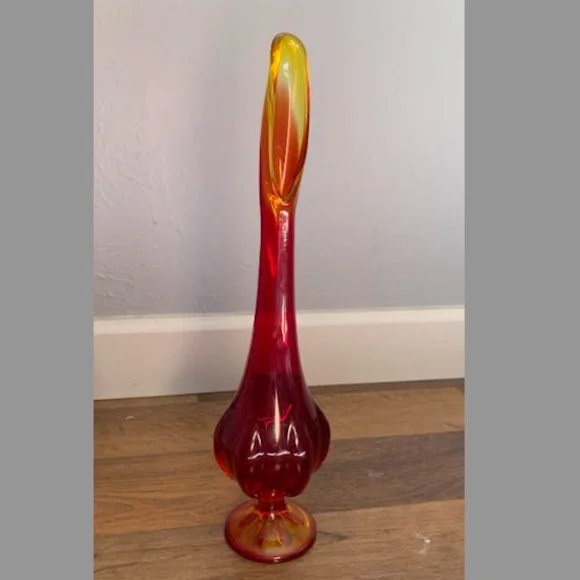 Viking 6 Petal Swung Vase - Picture 2 of 10